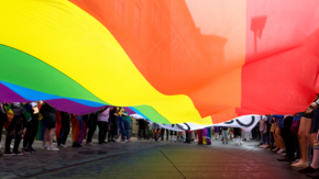 LGBTQ Demonstration Regenbogen iStock Aron M.jpg